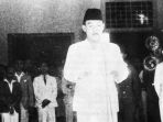 foto-karya-frans-mendur-yang-mengabadikan-presiden-soekarno_20180813_124225.jpg