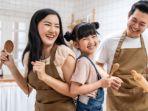 foto-keluarga-membersihkan-rumah.jpg