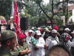 foto-massa-fpi-jatim-dan-di-sepan-pengadilan-negeri-pn-surabaya_20171213_121938.jpg