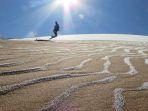 foto-menunjukkan-bukit-pasir-yang-tertutup-es-di-gurun-sahara.jpg