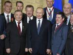 foto-para-oligarki-rusia-presiden-rusia-vladimir-putin-pengusaha-arkady-rotenberg.jpg