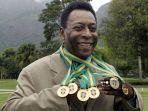 foto-pele-dengan-medali-kini-meninggal-dunia.jpg