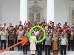 foto-penampakan-tangan-di-pundak-jokowi-57456739.jpg