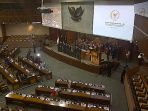 foto-pengeshaan-tujuh-anggota-dewan-komisioner-otoritas-jasa-keuangan-di-rapat-paripurna-dpr-ri_20170706_115857.jpg