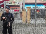 foto-polisi-brimob-polda-jatim-membawa-senjata-laras-oanjang-v_20180108_133636.jpg