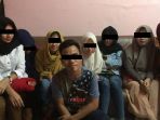 foto-pria-yang-diduga-germo-bersama-7-wanita-yang-diamankan-personel-s_20180327_121613.jpg