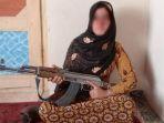 foto-qamar-gul-memegang-ak-47-viral-di-media-sosial.jpg