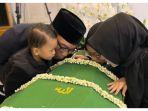 foto-ridwan-kamil-dan-keluarga-mencium-peti-jenazah-eril.jpg