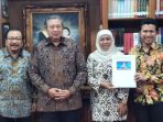 foto-sby-pakde-karwo-khofifah-dan-emil-dardak_20171121_165148.jpg
