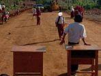 foto-siswa-sd-di-konut-lakukan-protes-tutup-jalan-dengan-meja-sekolah-terganggu-aktivitas-tambang.jpg