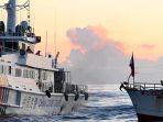 foto-tak-bertanggal-menunjukkan-kapal-china-dan-kapal-filipina-di-laut-china-selatan.jpg