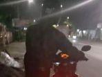 foto-terduga-pelaku-saat-mendorong-motor-korban-sebelum-dibawa-kabur-11111.jpg