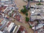 foto-udara-banjir-rendam-jalan-jatinegara-barat_20200101_234327.jpg