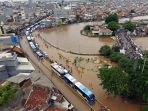 foto-udara-banjir-rendam-jalan-jatinegara-barat_20200101_234801.jpg