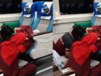 foto-viral-orangtua-tidur-lesehan-di-kereta.jpg