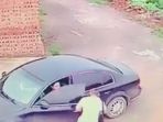 foto-yang-diambil-dari-rekaman-cctv-ini-memperlihatkan-seorang-pencuri_20170718_042513.jpg