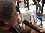 fotografer-senior-darwis-triadi-saat-mencoba-fitur-yang-ada-d.jpg