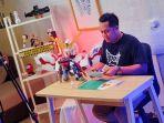 founder-komunitas-peri-kertas-memperagakan-pembuatan-papercraft.jpg