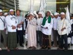 fpi-surabaya-gelar-aksi-damai-di-sejumlah-mall_20151224_164446.jpg