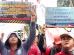 fppi-dan-sp-jict-demo-di-depan-kpk_20170509_155851.jpg