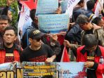 fppi-dan-sp-jict-demo-di-depan-kpk_20170509_155929.jpg
