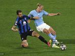 francesco-acerbi-berebut-bola-dengan-striker-manchester-city-erling-haaland.jpg