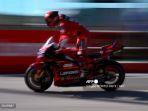 francesco-bagnaia-berkendara-di-pitlane-saat-sesi-latihan-bebas-grand-prix-motogp-san-marino.jpg