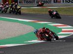 francesco-bagnaia-depan-pebalap-monster-energy-yamaha-prancis-fabio-quartararo.jpg