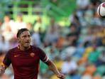 francesco-totti-tendangbola_20150806_033436.jpg