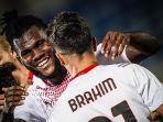 franck-kessie-dan-brahimi-diaz-merayakan-gol-ac-milan-ke-gawang-crotone.jpg
