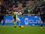 franck-ribery-tengah-menantang-gelandang-ac-milan-prancis-tiemoue-bakayoko.jpg