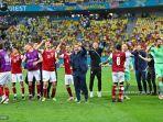 franco-foda-tengah-merayakan-dengan-para-pemainnya-setelah-memenangkan-pertandingan.jpg