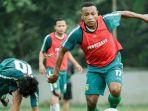 frank-rikard-sokoy-saat-ikuti-latihan-perdana-persebaya-kamis-432021.jpg