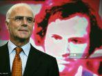 franz-beckenbauer-kanan-berpose-di-depan-potret-dirinya.jpg