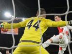 fraser-forster-memblok-tendangan-mesut_20160203_105643.jpg