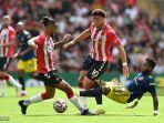 fred-kanan-menjegal-gelandang-southampton-inggris-che-adams.jpg