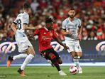 fred-tengah-menendang-bola-selama-pertandingan-sepak-bola.jpg