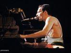 freddie-mercury-queen-palais-omnisports-de-paris-bercy-popb.jpg