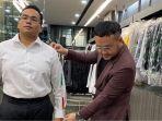 fritz-hutapea-putra-hotman-fitting-baju-pengantin.jpg