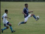 fullback-anyar-persib-bandung-daisuke-sato-mengontrol-bola.jpg