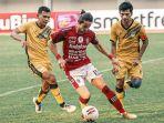 fullback-bali-united-gavin-kwan-adsit-diapit-dua-pemain-psim-yogyakarta.jpg