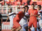 fullback-borneo-fc-diego-michiels-sedang-berusaha-menghindari-hadangan-pemain-arema-fc.jpg