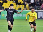 fullback-jeonnam-asnawi-mangkualam-jersey-kuning-berlari-menghindari-kejaran.jpg