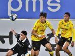fullback-jeonnam-asnawi-mangkualam-jersey-kuning-paling-belakang.jpg