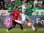 fullback-manchester-united-tyrell-malacia-berusaha-merebut-bola-dari-kaki-pemain-omonia.jpg