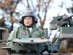 fumio-kishida-di-dalam-tank-jepang.jpg