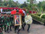 Mooryati Soedibyo Dikebumikan di Samping Makam Suaminya