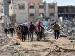 g-barang-mereka-saat-berjalan-kembali-ke-kota-Rafah-di-Jalur-Gaza-seld.jpg