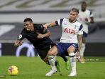 gabriel-jesus-kiri-bersaing-dengan-bek-belgia-tottenham-hotspur-toby-alderweireld-kanan.jpg