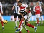 gabriel-magalhaes-berduel-dengan-gelandang-newcastle-united.jpg